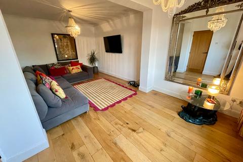 undefined, Mixes Hill Road, Luton, Bedfordshire, LU2 7TX