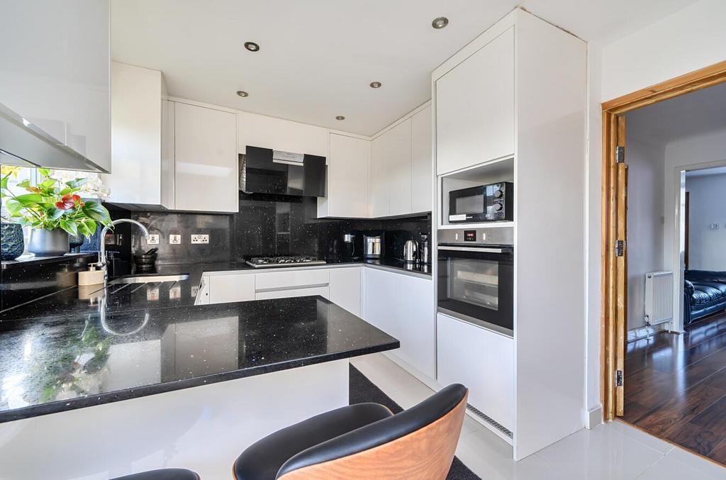 Davidson Frost-Wellings, DFW, Balmoral Road, Kitch