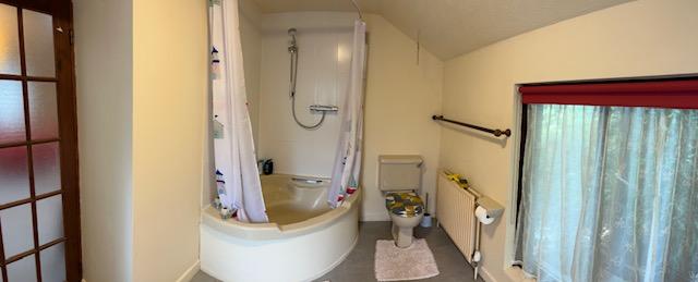 En suite to bedroom 4
