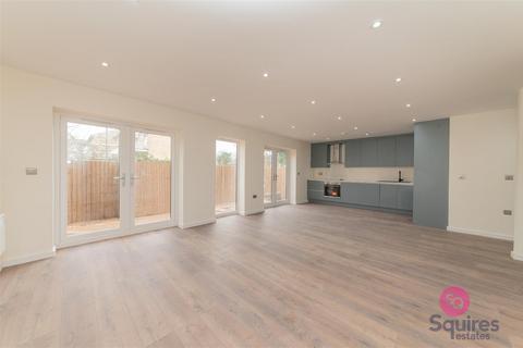 2 bedroom flat to rent, Station Road