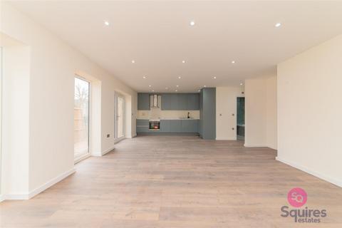 2 bedroom flat to rent, Station Road