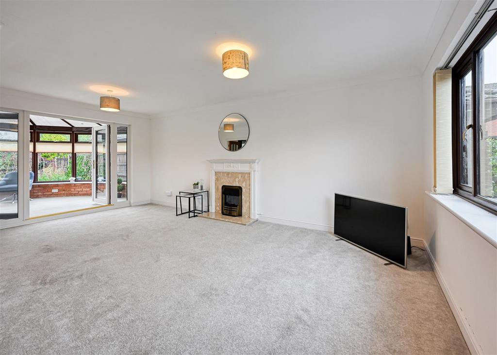 15 Midhurst Grove-3.jpg