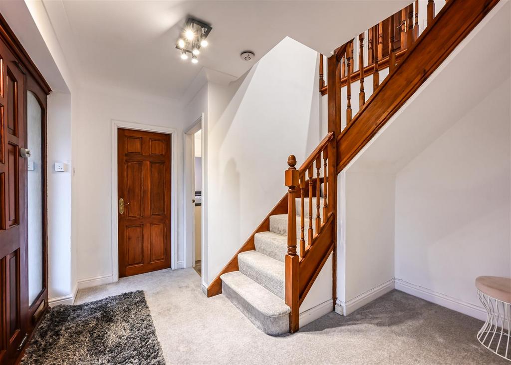 15 Midhurst Grove-2.jpg
