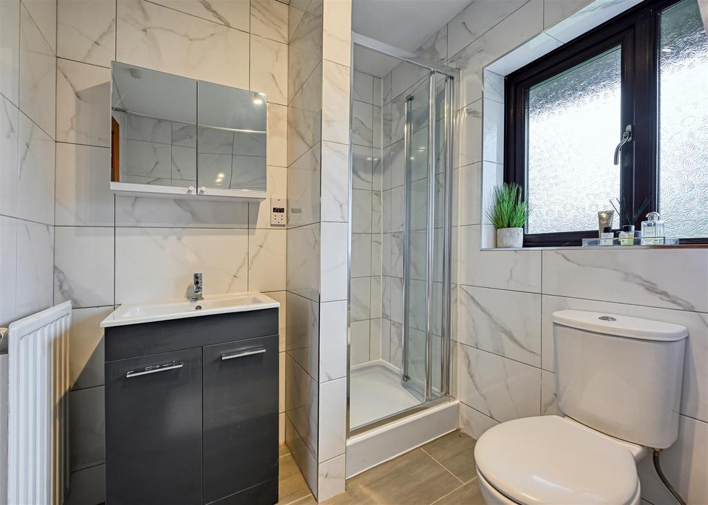 15 Midhurst Grove-18.jpg