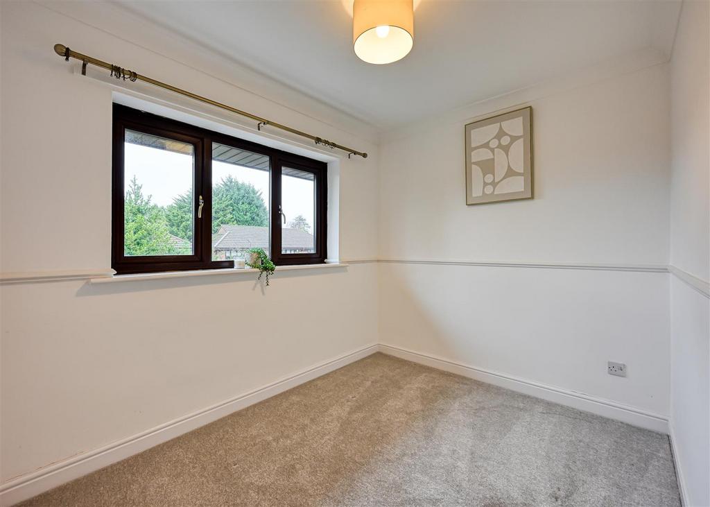 15 Midhurst Grove-13.jpg