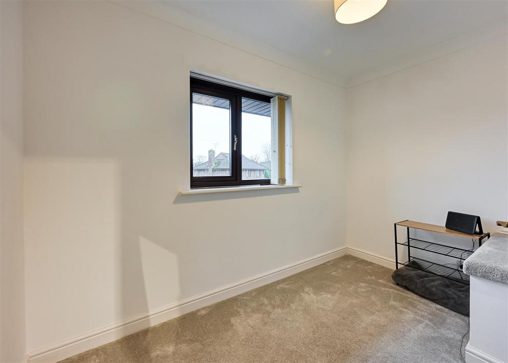 15 Midhurst Grove-12.jpg