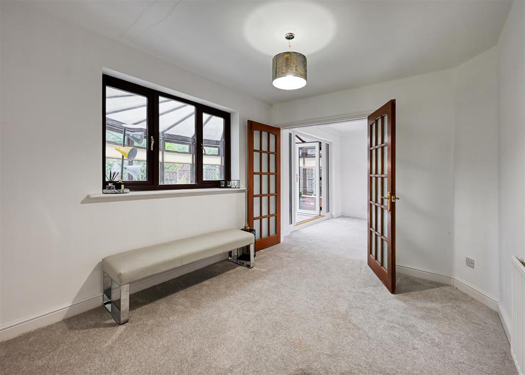 15 Midhurst Grove-6.jpg
