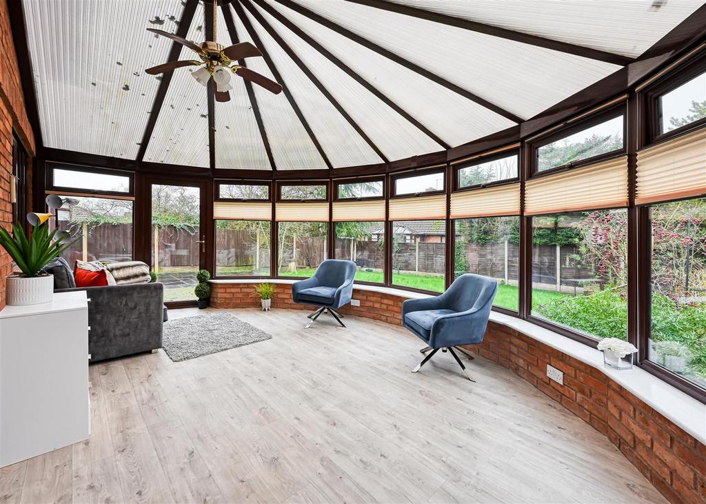 15 Midhurst Grove-7.jpg