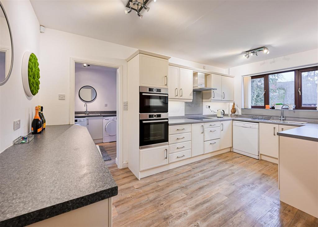 15 Midhurst Grove-8.jpg