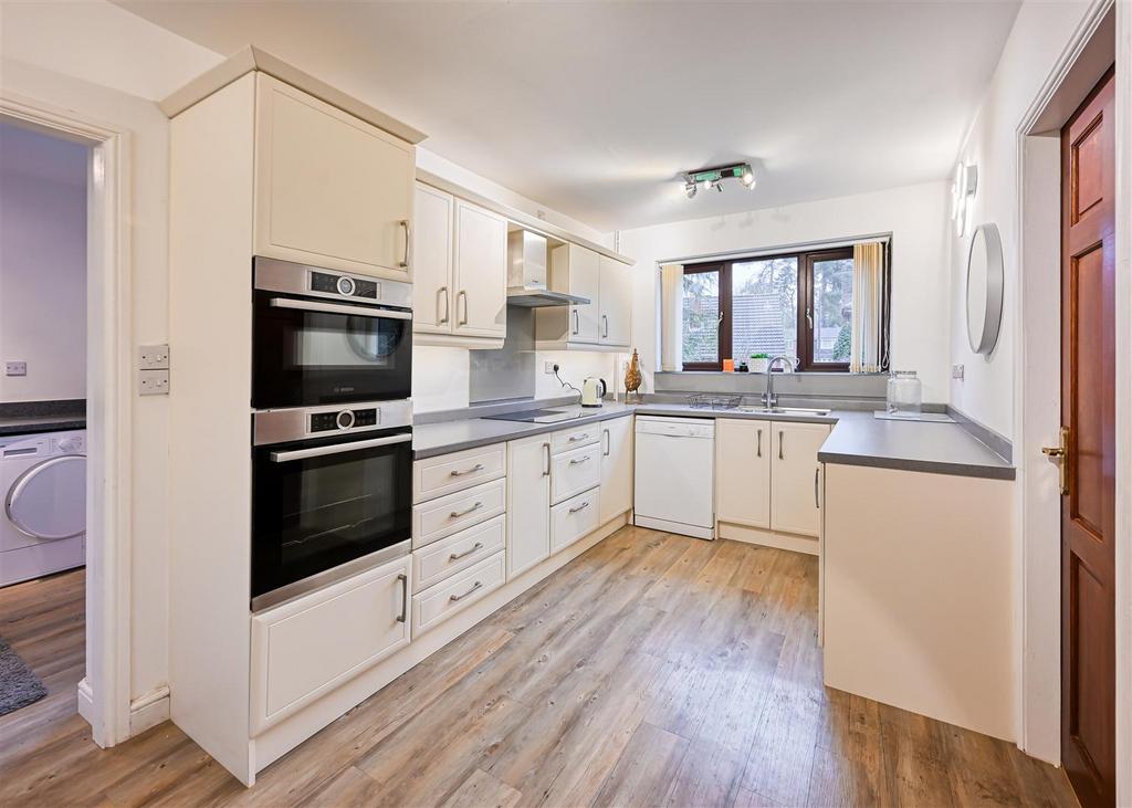 15 Midhurst Grove-9.jpg