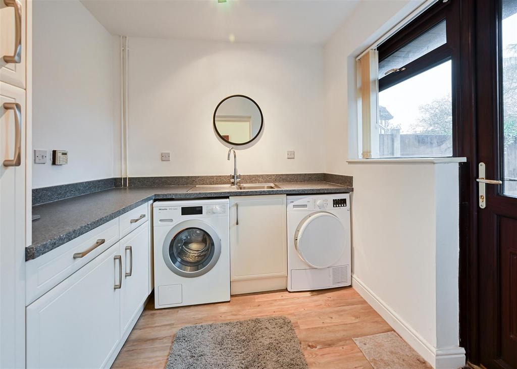 15 Midhurst Grove-10.jpg