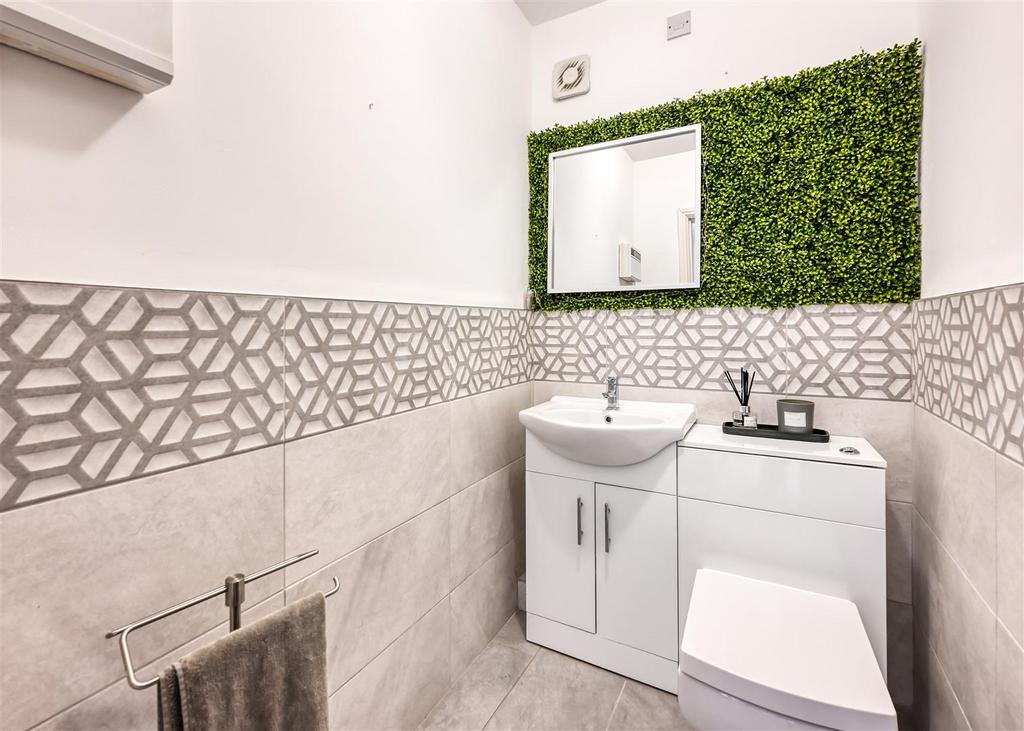 15 Midhurst Grove-1.jpg
