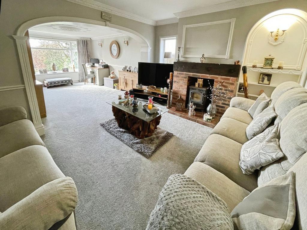 Lounge/Dining Area