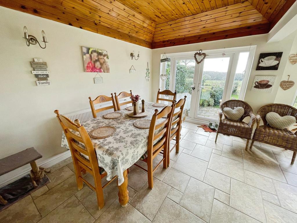 Breakfast/Dining Area