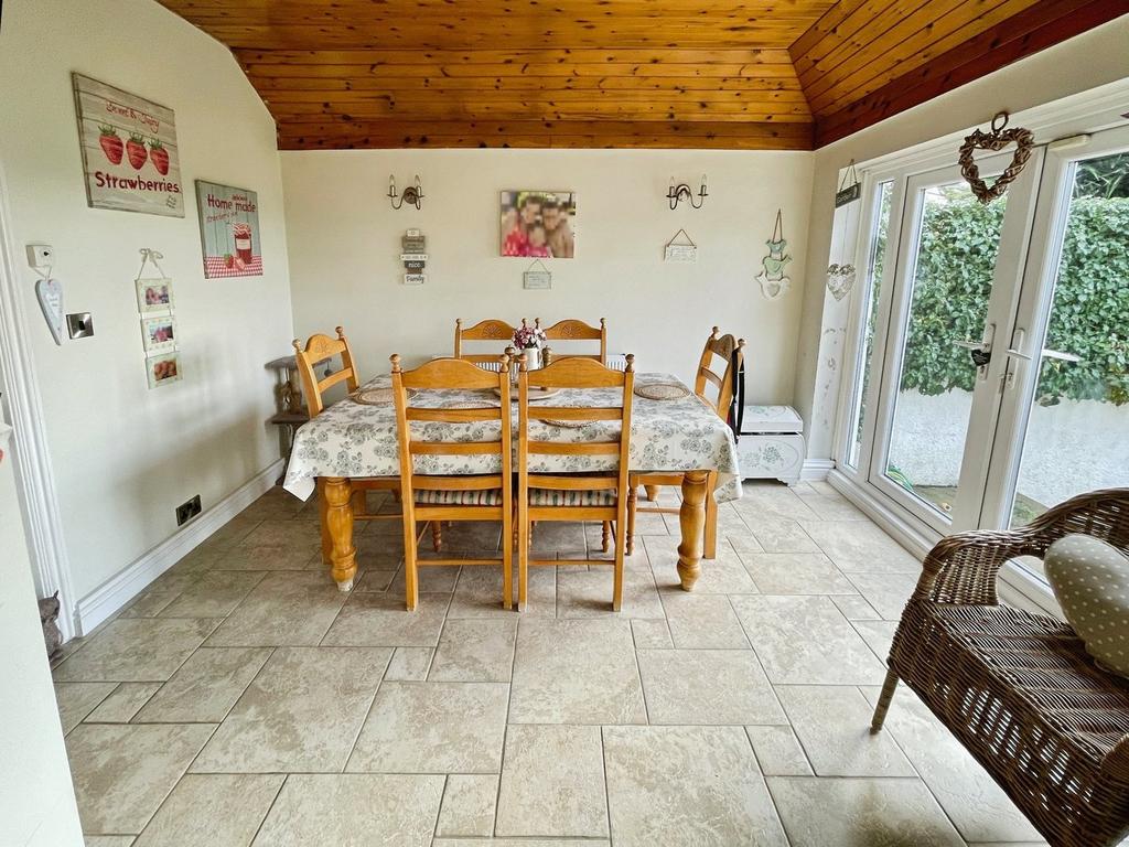 Breakfast/Dining Area