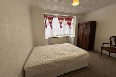 4 bedroom semi-detached house to rent, Clevedon Gardens,  Hounslow,  TW5