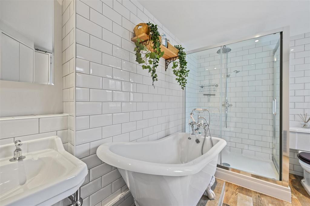 BCFBL -  - Westwick Gardens - Bathroom (2)-.jpg