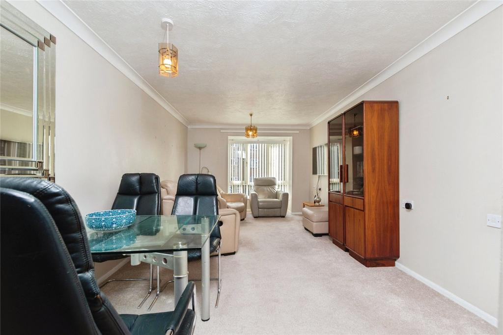 Lounge/Dining Area