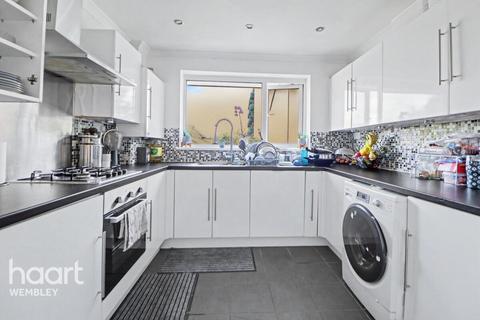 2 bedroom maisonette for sale, Eldon Avenue, Borehamwood. WD6
