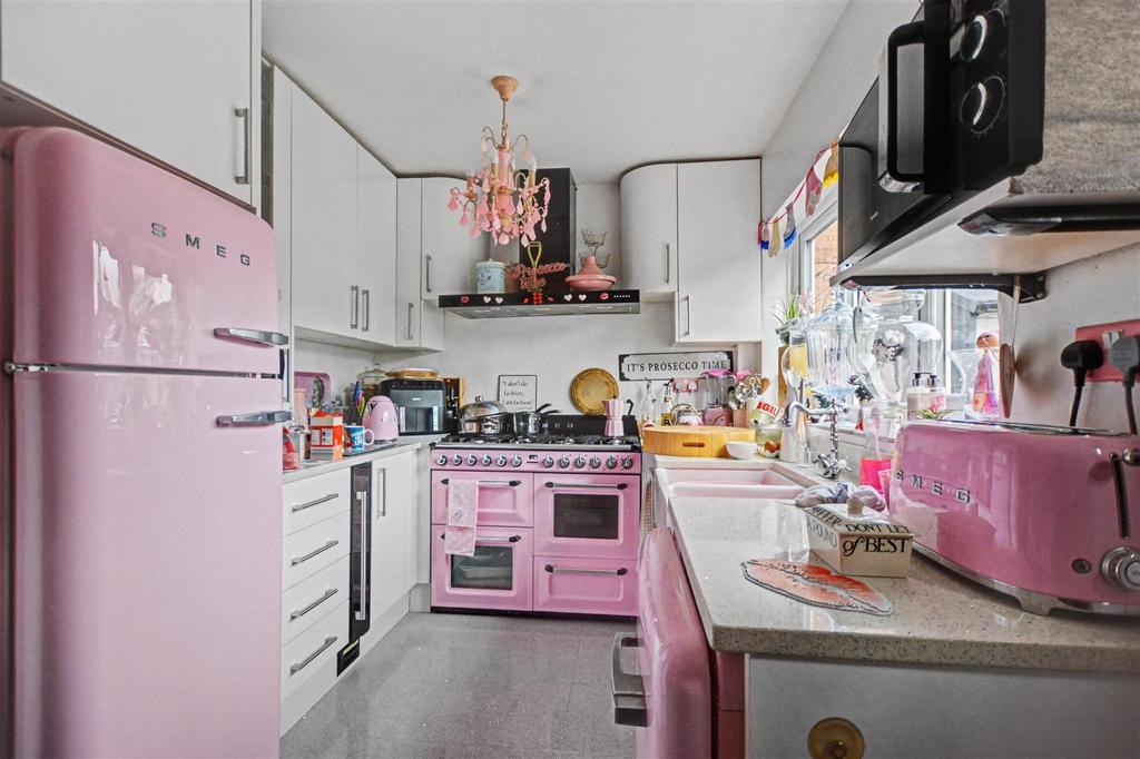 Kitchen 2.jpeg