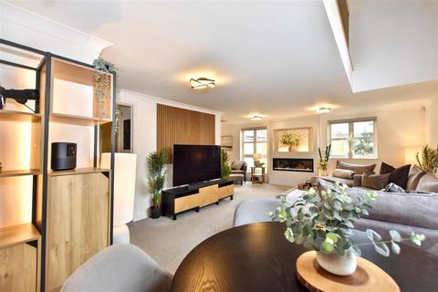 3 bedroom flat for sale, Caroline Way, Eastbourne