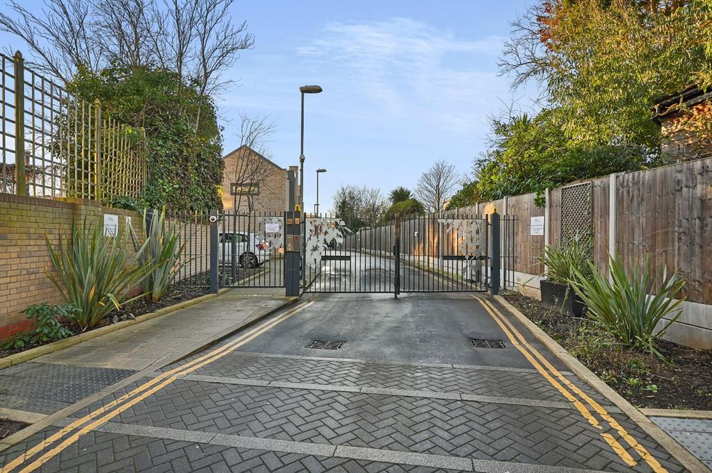 FBL - Regent Court - Gates1 (1).JPG