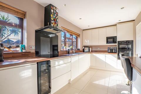 4 bedroom detached house for sale, Fenwick Way, Canvey Island, SS8