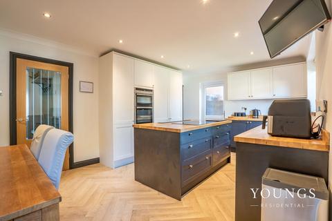 4 bedroom detached house for sale, Jarvis Road, Canvey Island, SS8