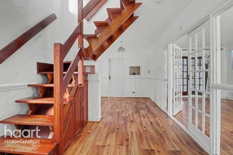 3 bedroom semi-detached house for sale, Calbourne Avenue, Hornchurch
