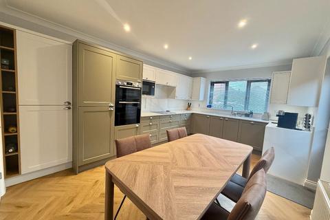 4 bedroom detached house for sale, Beecroft Crescent, Canvey Island