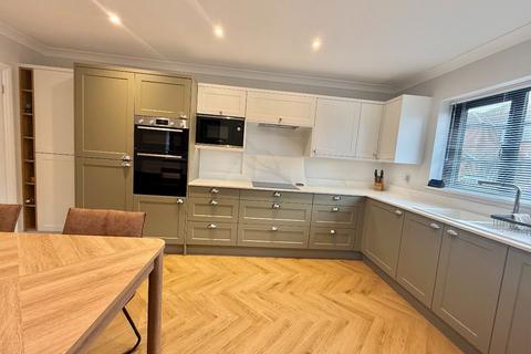 4 bedroom detached house for sale, Beecroft Crescent, Canvey Island