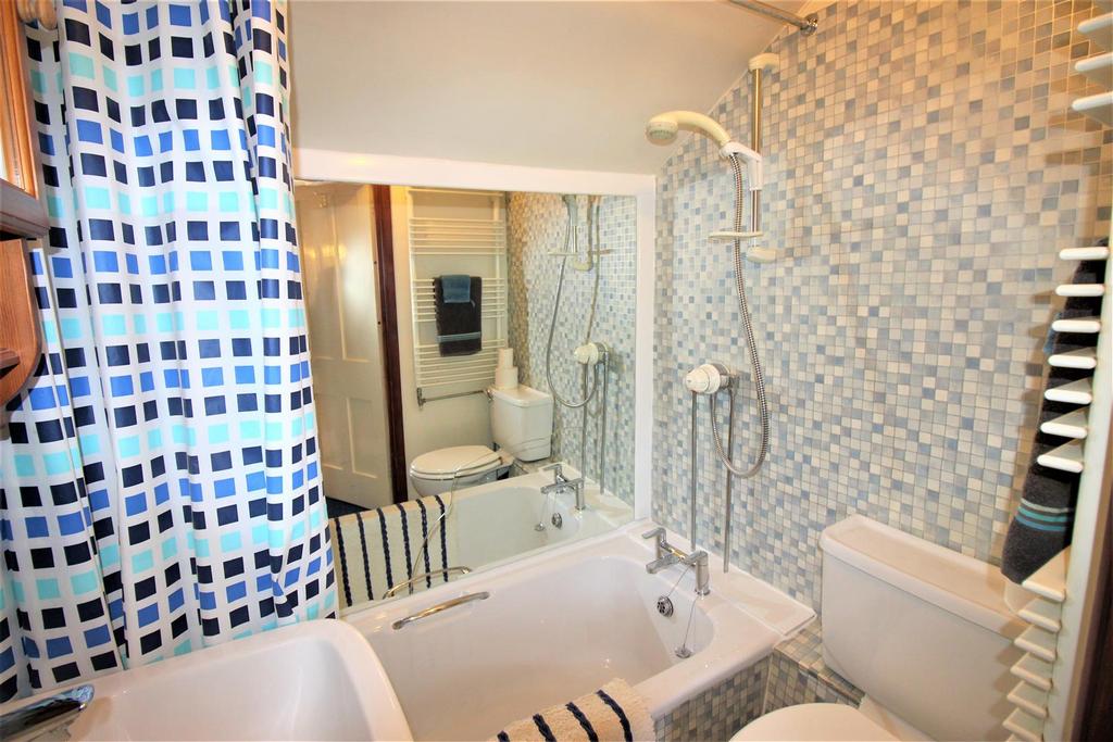 5 - Bathroom.jpg