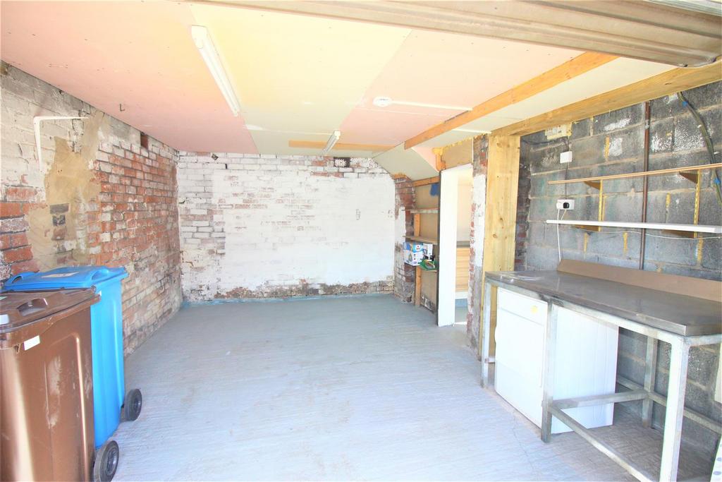 6 - Garage.jpg