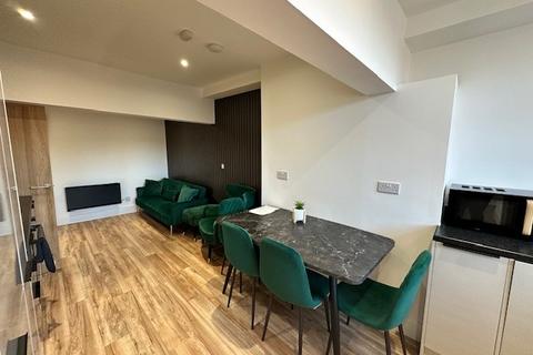 3 bedroom flat to rent, Great Stone Road, Manchester, M32