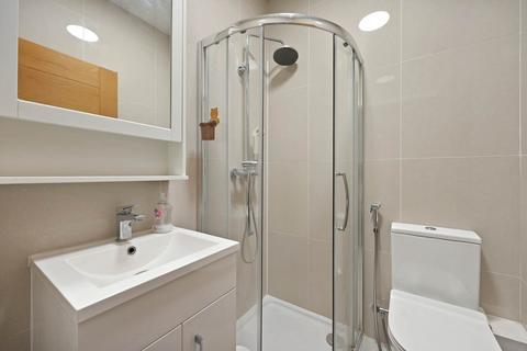 2 bedroom flat to rent, Pavilion Terrace, London