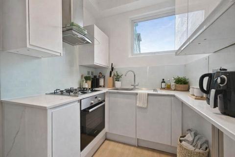 2 bedroom flat to rent, Pavilion Terrace, London