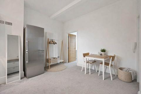2 bedroom flat to rent, Pavilion Terrace, London