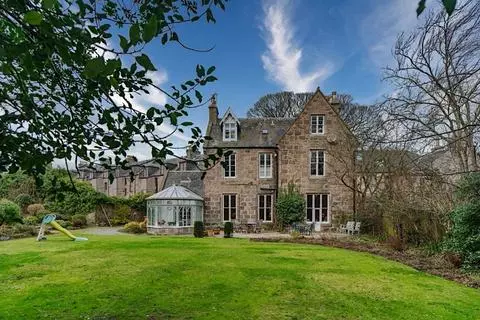 5 bedroom semi-detached house for sale