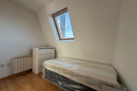Studio to rent, Holloway Road, London N7