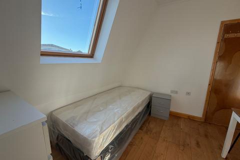 Studio to rent, Holloway Road, London N7