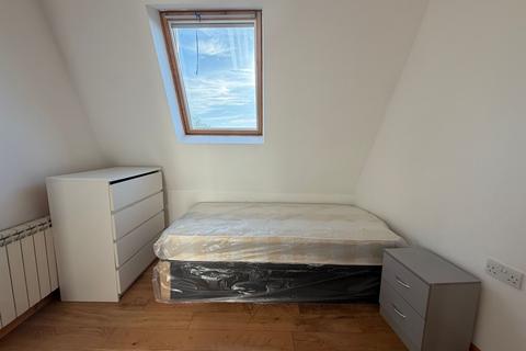 Studio to rent, Holloway Road, London N7