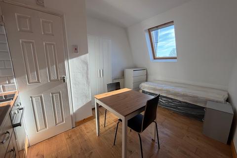 Studio to rent, Holloway Road, London N7