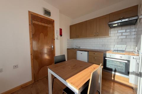 Studio to rent, Holloway Road, London N7