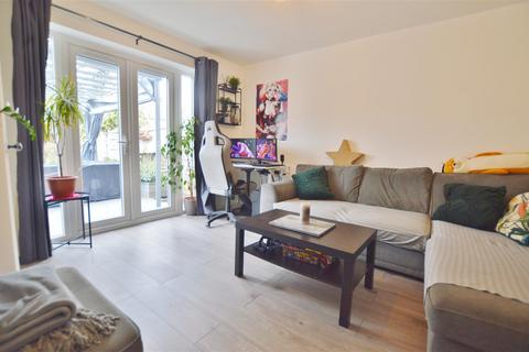 2 bedroom maisonette for sale, Thirlmere Avenue, Slough