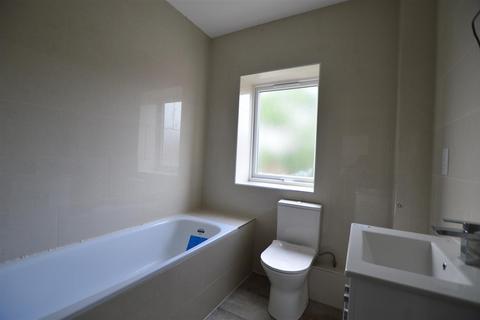 2 bedroom flat to rent, Chancellor House, Farnburn Avenue, Slough, Berkshire