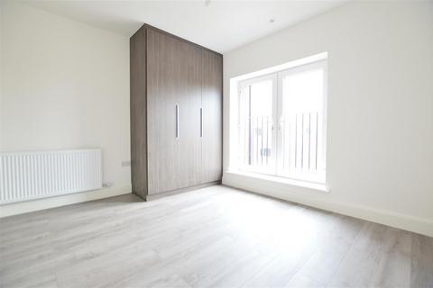 2 bedroom flat to rent, Chancellor House, Farnburn Avenue, Slough, Berkshire