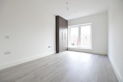 2 bedroom flat to rent, Chancellor House, Farnburn Avenue, Slough, Berkshire