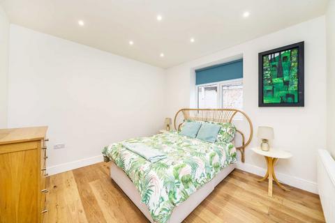 2 bedroom flat to rent, Pagoda Avenue, Richmond TW9