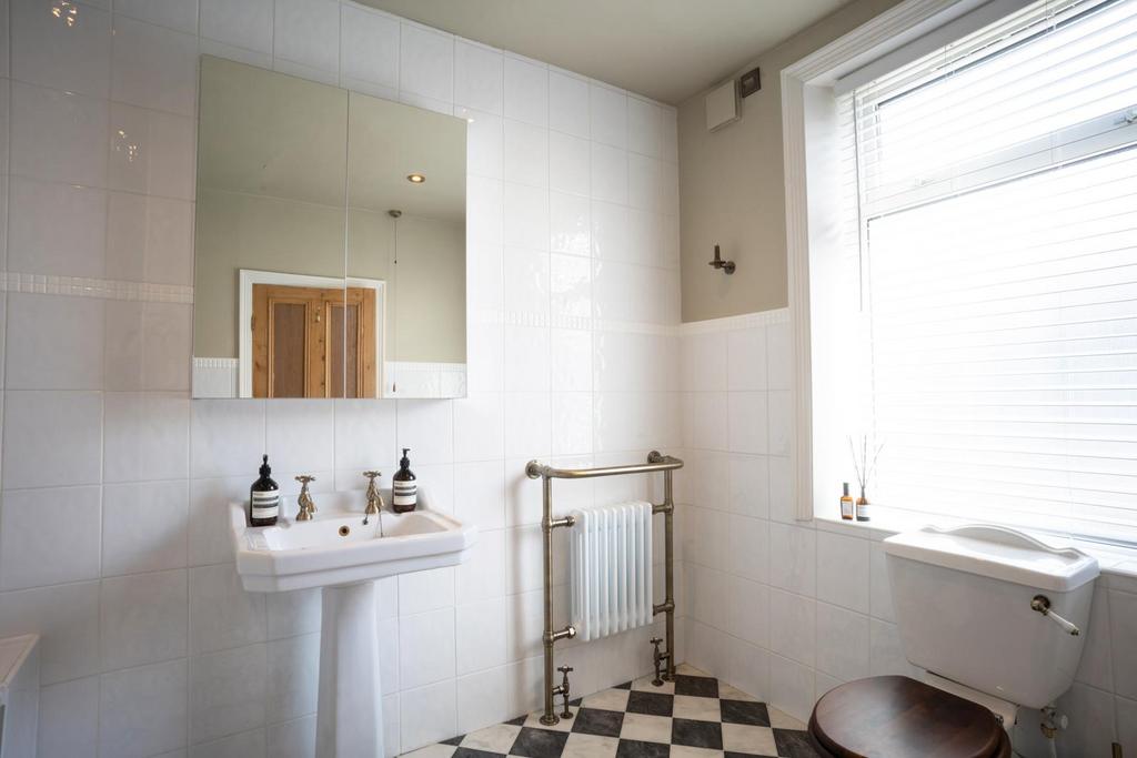 Bathroom 2.jpg