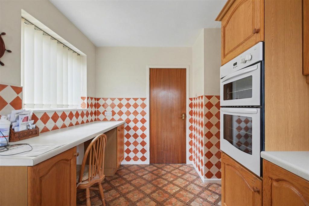 Kitchen 2.jpeg